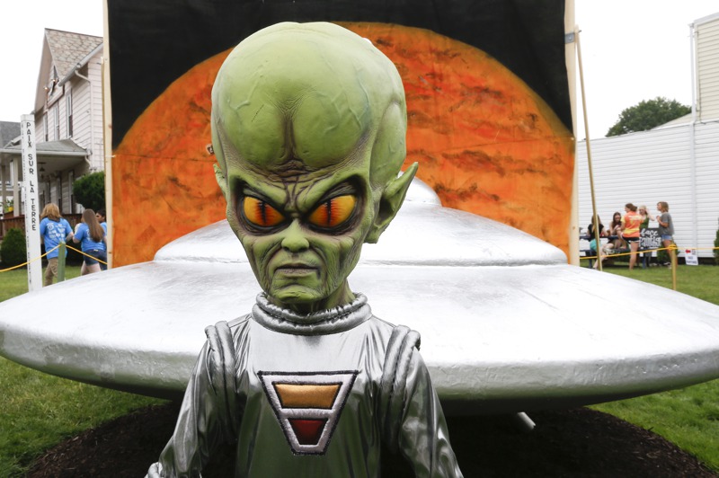科學家近年來設法得知外星生命體是否知道地球人的存在。圖為美國賓州2015年展出的綠色外星人雕像。美聯社