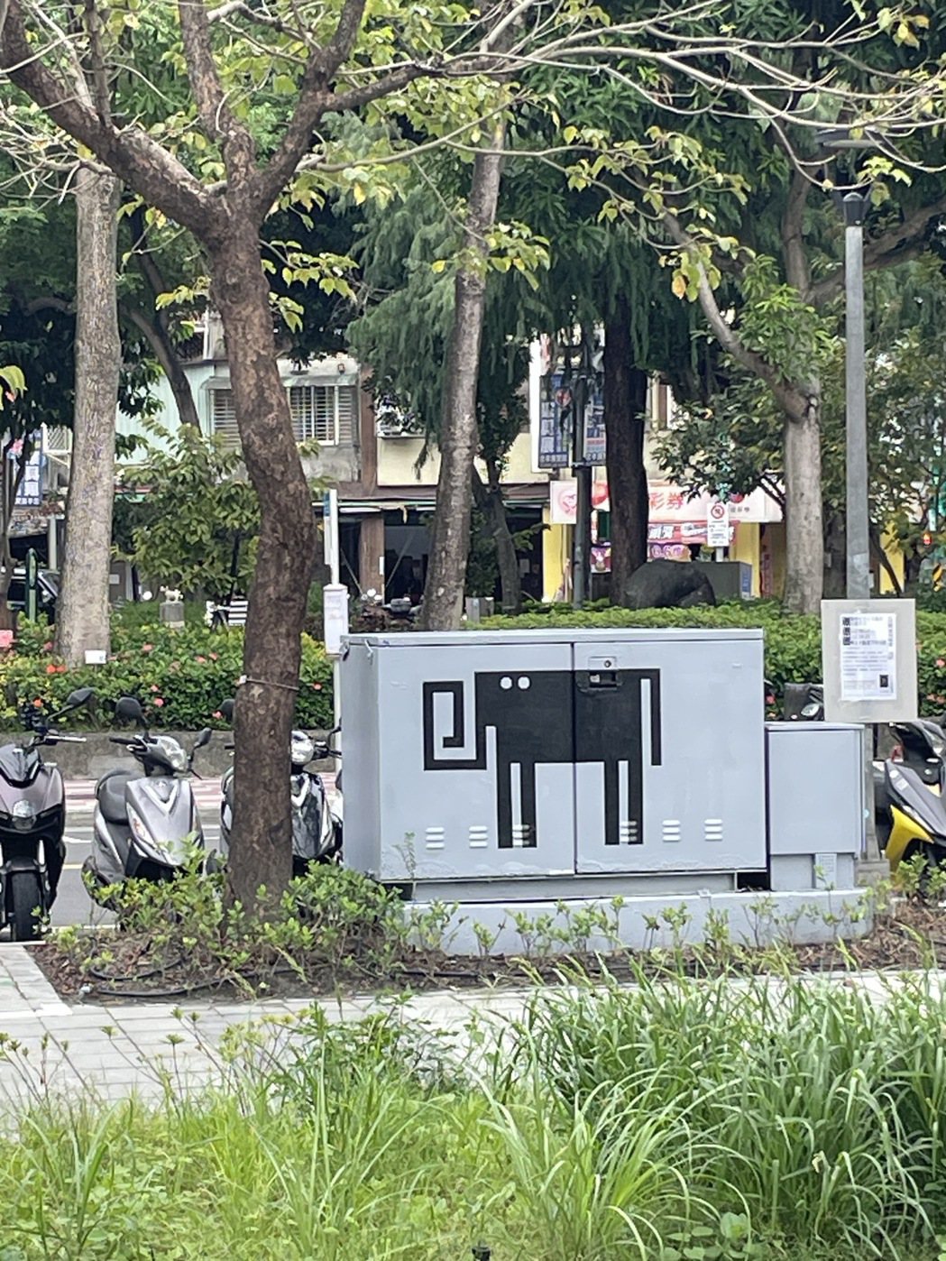 廣慈社宅公共藝術，彭冠傑美化電箱的空間識別裝置「祝」。圖╱李清志提供
