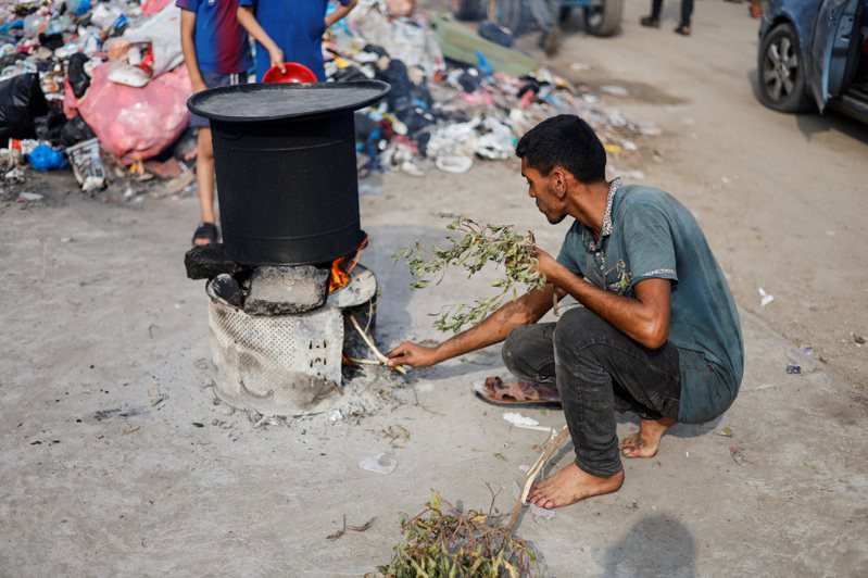 負責加薩巴勒斯坦難民救濟事務的聯合國官員表示，缺水是目前的一大難題。圖為一名巴勒斯坦人準備煮飯。路透社