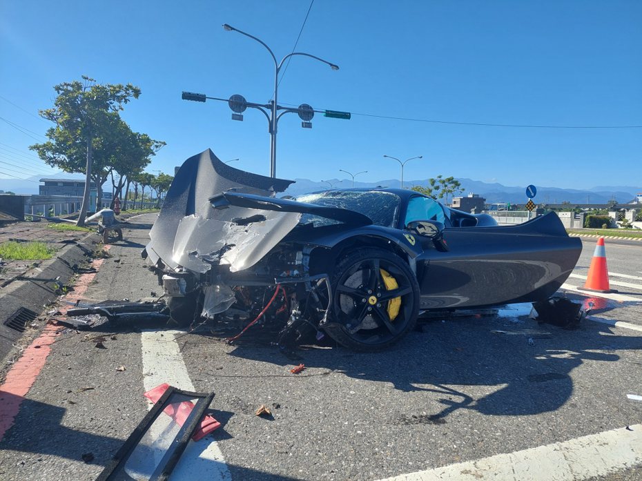 宜蘭市環市東路上1輛法拉利自撞，車頭全毀。記者陳敬丰／攝影