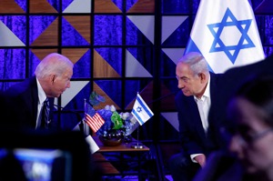 美國總統拜登（左）10月18日專程前往以色列會晤總理內唐亞胡（右）。路透