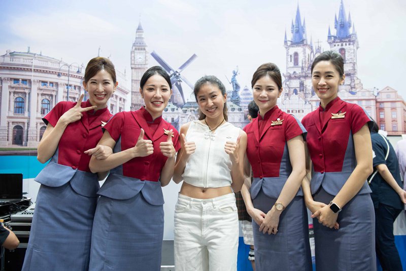 知名藝人9m88現身中華航空站台，與空姐合影。圖／台灣觀光協會提供