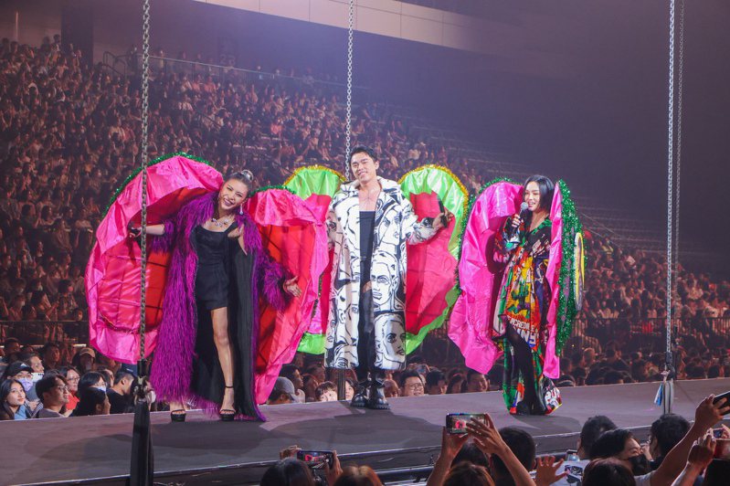 徐佳瑩 變得有些奢侈的事演唱會，Hush(中)、艾怡良(左)擔任佳賓。記者沈昱嘉／攝影