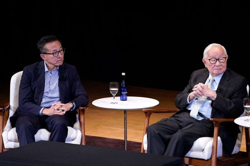 台積電創辦人張忠謀（右）與阿里巴巴新任董事長蔡崇信（左）日前應亞洲協會之邀，就「破碎世界的領導力」主題進行對談。法新社