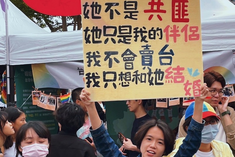 台灣伴侶權益推動聯盟成員，10月底參與同志遊行，她在遊行中高舉「她不是共匪，她只是我的伴侶」的顯眼標語。圖／伴盟提供