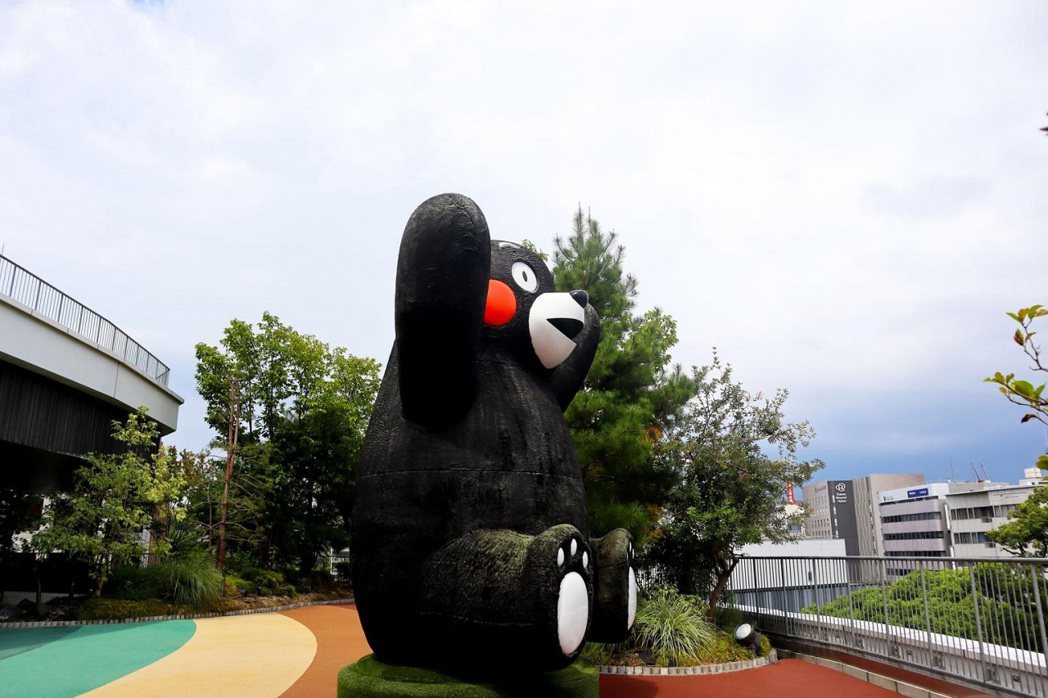熊本市設置熊本熊大型裝置，讓旅客們跟著熊本熊玩熊本。 圖片來源／熊本市