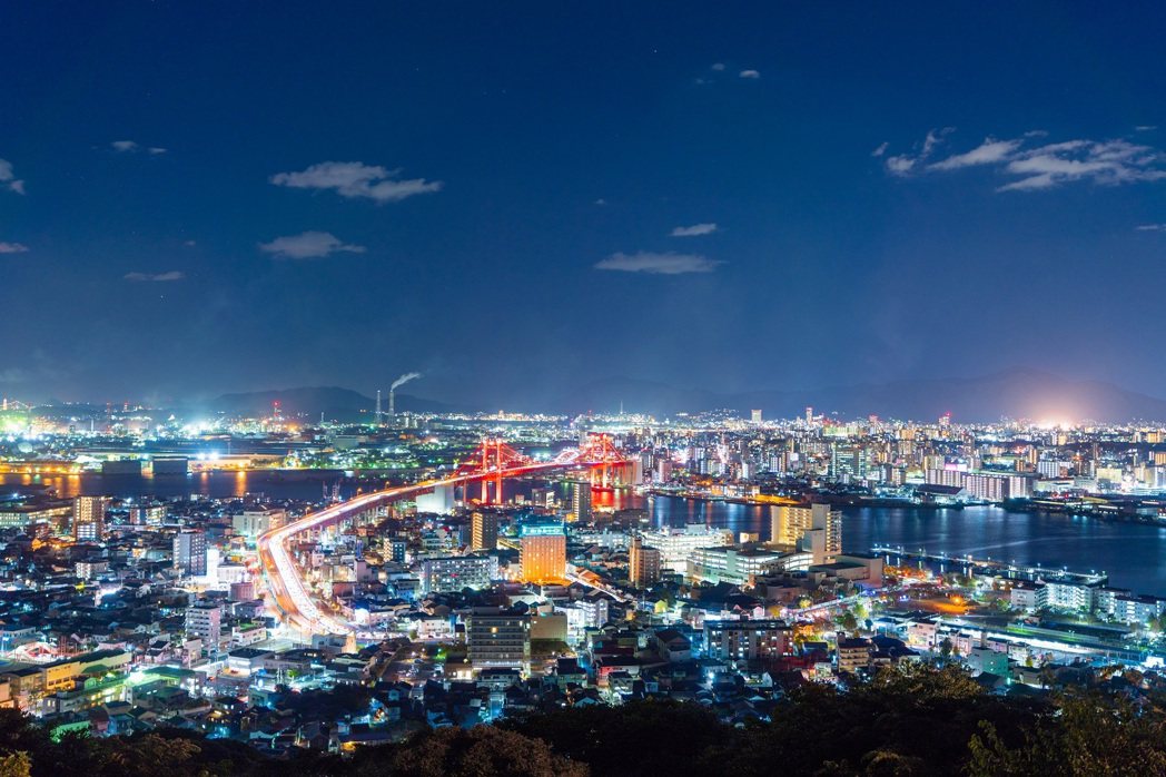 皿倉山觀景台曾經被評選為「新日本三大夜景」。 圖片來源／北九州市