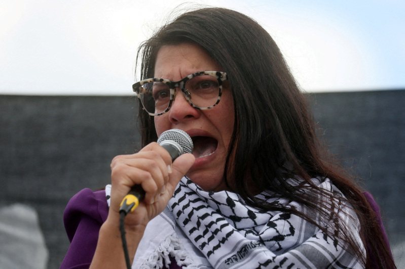 首位巴勒斯坦裔美籍女性國會議員特萊布，近日指控總統拜登支持「種族滅絕」巴勒斯坦人，並警告這會影響明年大選。路透社