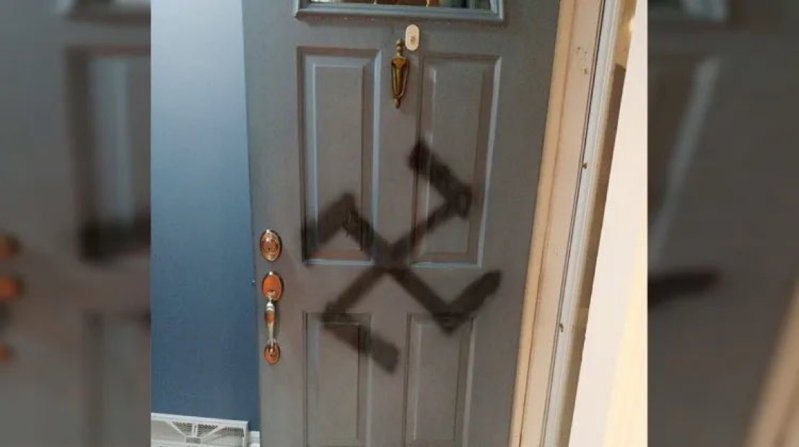 法國當地時間4日，第二大城里昂傳出一名猶太女子在住家遭刀械刺傷，警方在房屋門上發現遭人噴漆納粹萬字符號，目前警方正在追捕嫌犯中。取自X