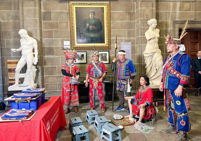英國愛丁堡大學正式歸還1870年代4具流落至愛丁堡大學的牡丹社排灣族祖先頭骨，3日舉行遺骨返還儀式。遺骨返還過程以部落傳統儀式的方式進行。圖／原民會提供