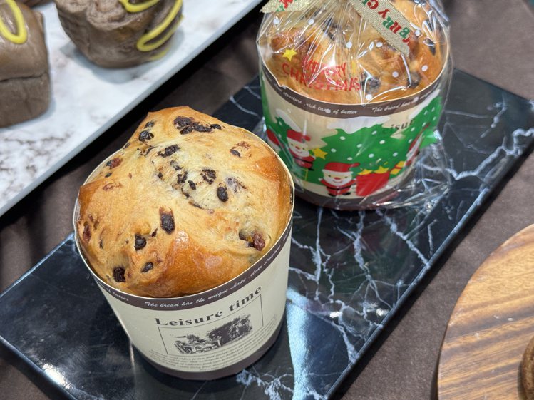 60天聖誕潘娜朵尼，起源於義大利的經典耶誕甜點，麵包體中包裹橘香皮與巧克力，特價105元。記者黃筱晴／攝影