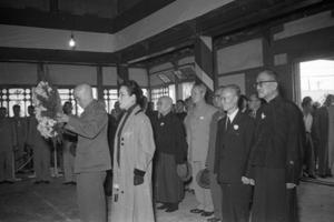 1954年國民黨前中央評議委員陳濟棠遺體於大殮後舉行公祭，總統蔣中正夫婦親自前往弔唁。圖／聯合報系資料照片
