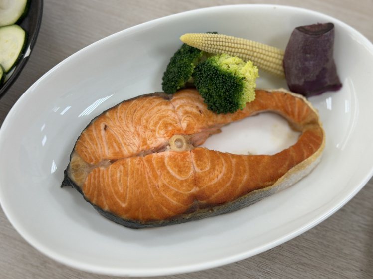 輪切鮭魚是民眾最愛購買的商品。記者黃筱晴／攝影