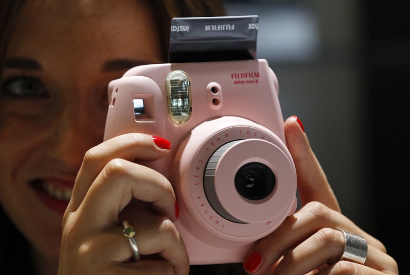 智慧型手機出現後，日本的拍立得相機卻沒有成為時代的眼淚。圖為2012年問市的Instax mini8，主打「全世界最可愛的拍立得相機」，帶起熱銷旋風。路透
