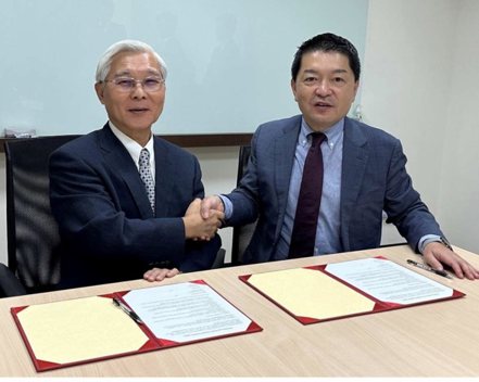 鑽石董事⾧路孔明（左）與大和生技創投社⾧Hiroki Narita共同宣佈建立跨境投資合作。鑽石投資／提供