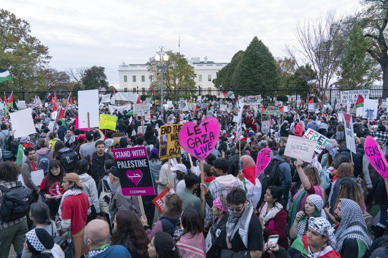 大批支持巴勒斯坦的民眾四日在美國白宮前示威，要求加薩立即停火。（美聯社）