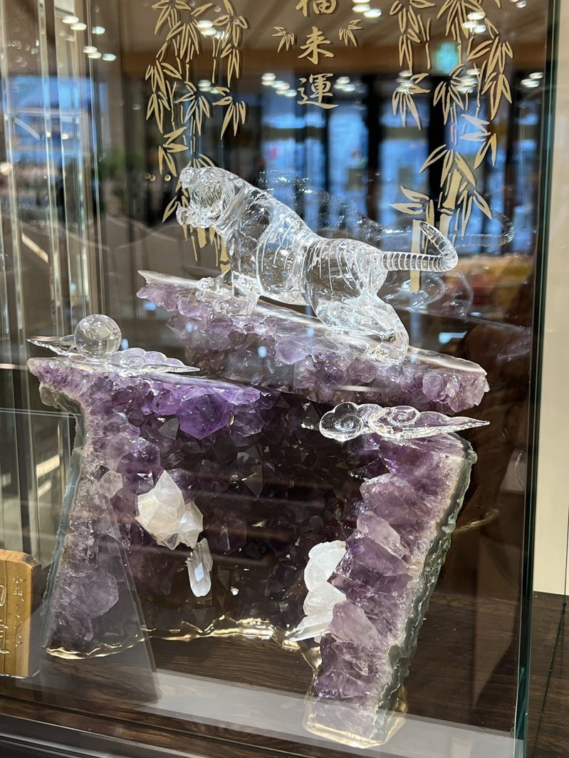 阪神百貨推出要價380萬的水晶老虎雕飾，慶祝阪神奪冠。圖擷自twitter