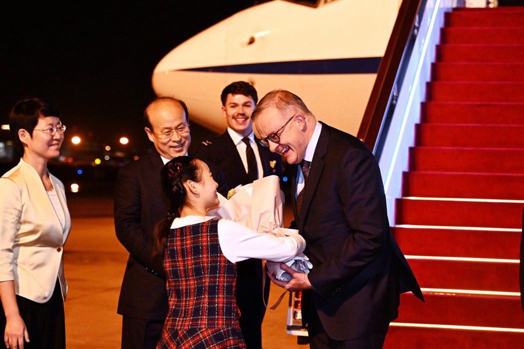 11月4日，中國官方接待剛抵達上海的澳洲總理艾班尼斯（Anthony Alban...
