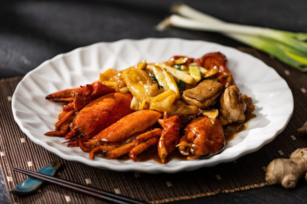 花膠土雞龍蝦3680元：波士頓龍蝦搭配花膠與雞腿肉一同烹調，因食材受熱不同，需分...