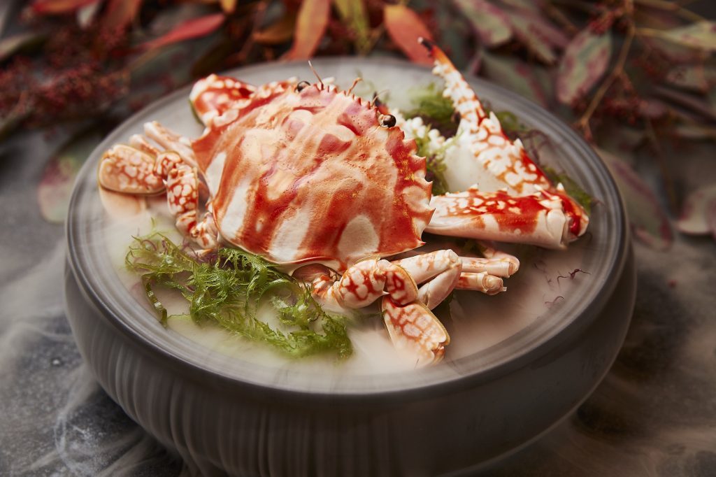 冰霧潮式凍花蟹：選用台灣萬里花蟹，肉質細緻、蟹膏肥美的花蟹，清蒸風味就相當鮮美，...