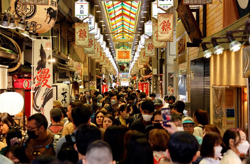 日本各地飯店房價普遍「漲聲響起」，主因外國旅客在COVID-19疫情後回流等造成需求大增，京都市飯店平均每晚價格漲到逾7萬日圓、漲幅達88%，這種價飆情況恐怕回不去。圖為日本京都的錦市場。路透