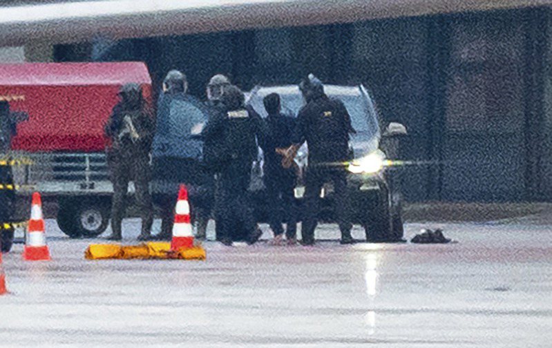 漢堡機場兒童人質事件歷經18小時落幕，持械男子不滿監護權判決，強行帶走四歲女兒欲前往土耳其，最終在警方包圍下束手就擒。美聯社