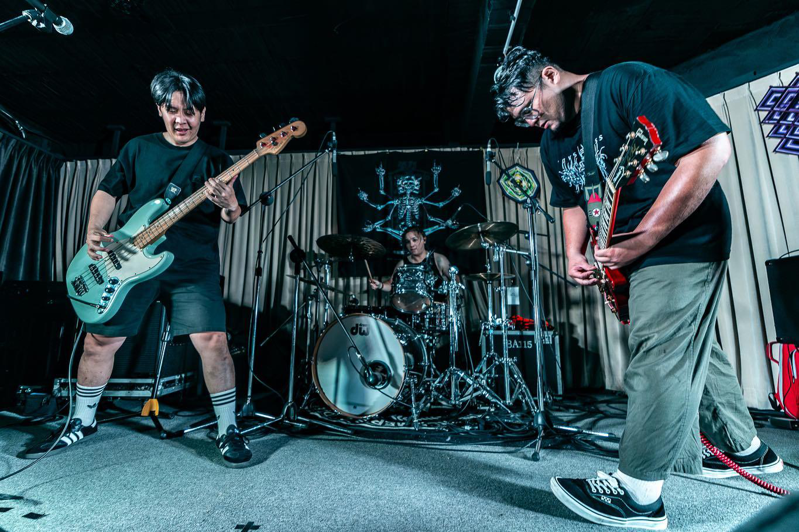 「鯊魚娃娃機」是三名高雄青年組成的台語龐克搖滾樂團。圖／高雄市青年局提供