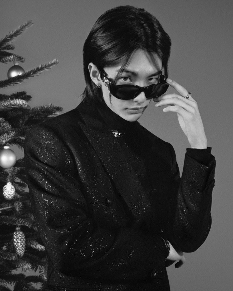 Versace 2023假日系列廣告大片中，黃鉉辰身著Barocco金銀絲雙排扣...
