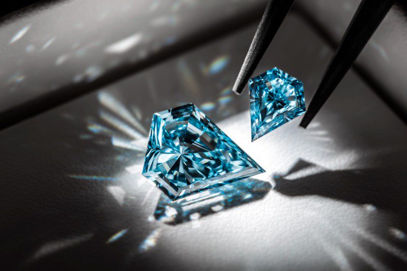 FRED推出專屬色調的FRED Audacious Blue實驗室培育藍鑽珠寶作品。圖／斐登提供