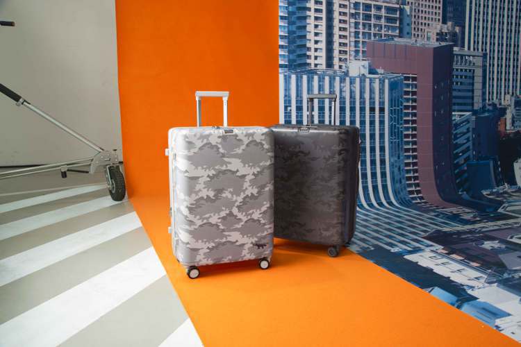 Samsonite聯名Maison Kitsuné系列25吋四輪行李箱，17,800元。圖／Samsonite提供