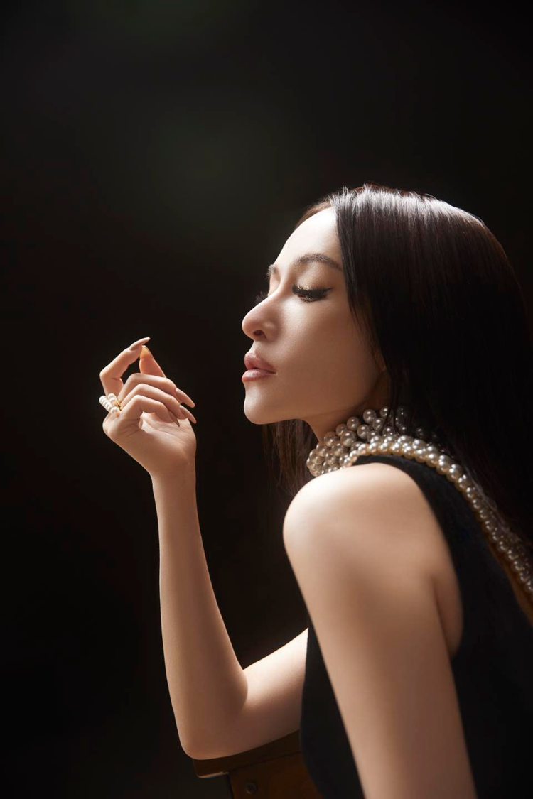 蕭亞軒最新單曲宣傳照，配戴TASAKI珍珠珠寶。圖／摘自藝人臉書粉專