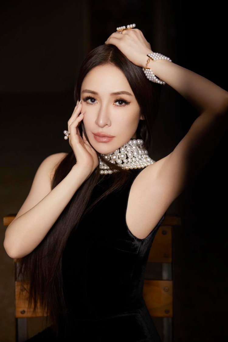 蕭亞軒最新單曲宣傳照，配戴TASAKI珍珠珠寶。圖／摘自藝人臉書粉專