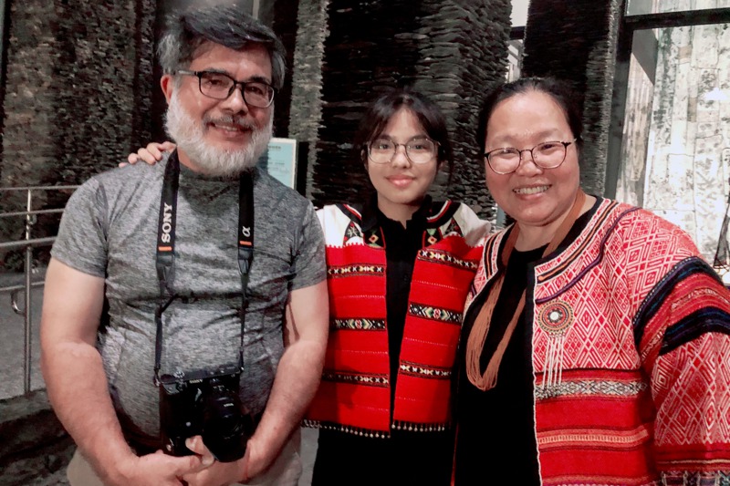 「人間國寶」尤瑪．達陸（右）與女兒和丈夫弗奈．瓦旦（林為道）。女兒是她來往國際推廣泰雅紡織的最佳幫手。記者何定照／攝影