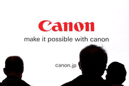 日本Canon計劃將最新推出的「奈米壓印」機的價格，訂在比艾司摩爾最先進的EUV曝光機少一位數。    路透