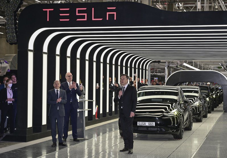 特斯拉（Tesla）的主管上周已通知德国厂的1.1万名员工将加薪4%，11月生效。图为去年特斯拉执行长马斯克接待参访柏林厂的德国总理萧兹。（美联社）(photo:UDN)