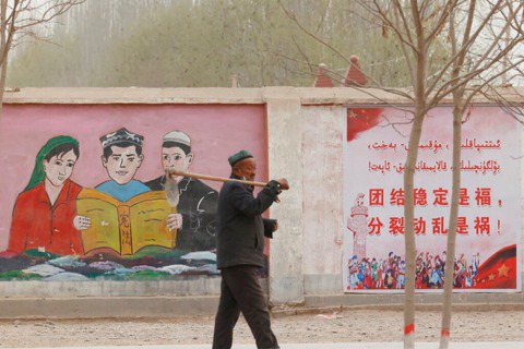 再教育維吾爾族的運動，啃噬進社會生活的基本質地中。圖為新疆喀什。 圖／美聯社　