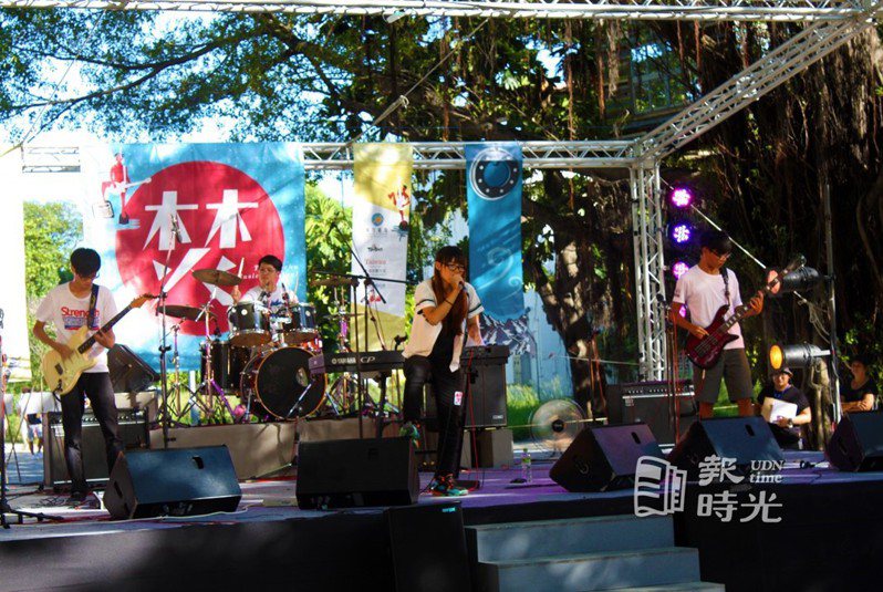 台東「焚風音樂節」昨天在台東市鐵花村盛大展開，來自全國各地的優秀樂團，同場較勁。圖/聯合報系資料照（2014/8/24 潘俊偉攝影）