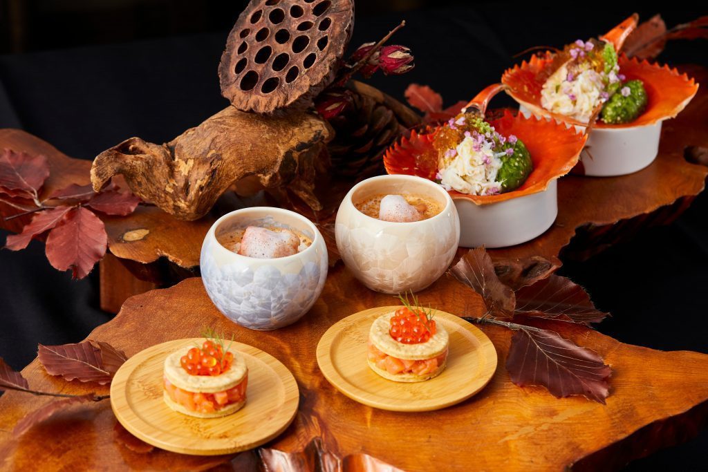 「秋之味覺」開胃小品預告金秋時節的魚肥蟹美。 圖片來源／晶英國際行館