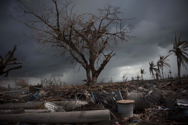 吳朝榮表示，冬季海溫較低，其實不利於颱風生成，但根據研究發現，如果有3重增強作用的條件，就可能生成颱風，甚至是超級颱風，就像2013年造成嚴重傷亡的海燕颱風就是11月才生成。圖為海燕颱風在菲律賓釀災。新華社