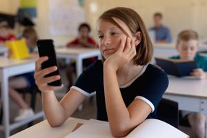 聯合國教科文組織報告指出，全球約四分之一國家，對學生在校用手機設禁或設限。圖為示意圖，非本文報導人物。路透/ Alamy