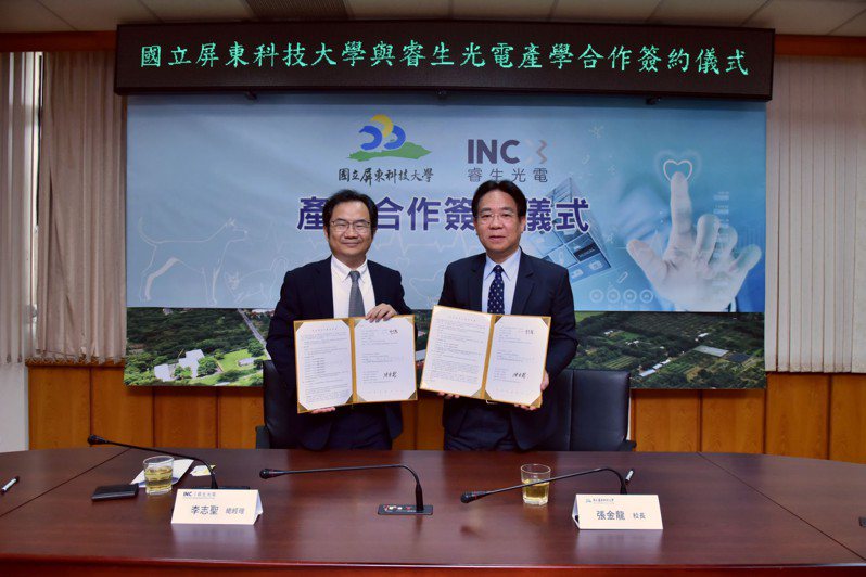 睿生總經理李志聖（左）與屏科大校長張金龍於7日簽「研究計畫合約書」，強化產學合作。睿生／提供