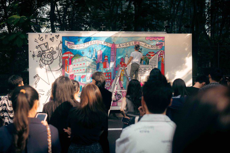 11月3日與4日，為洛杉磯與深圳發布會創作海報的視覺藝術家Andre，在深圳灣萬象城面向公眾帶來現場繪畫創作。圖／香奈兒提供