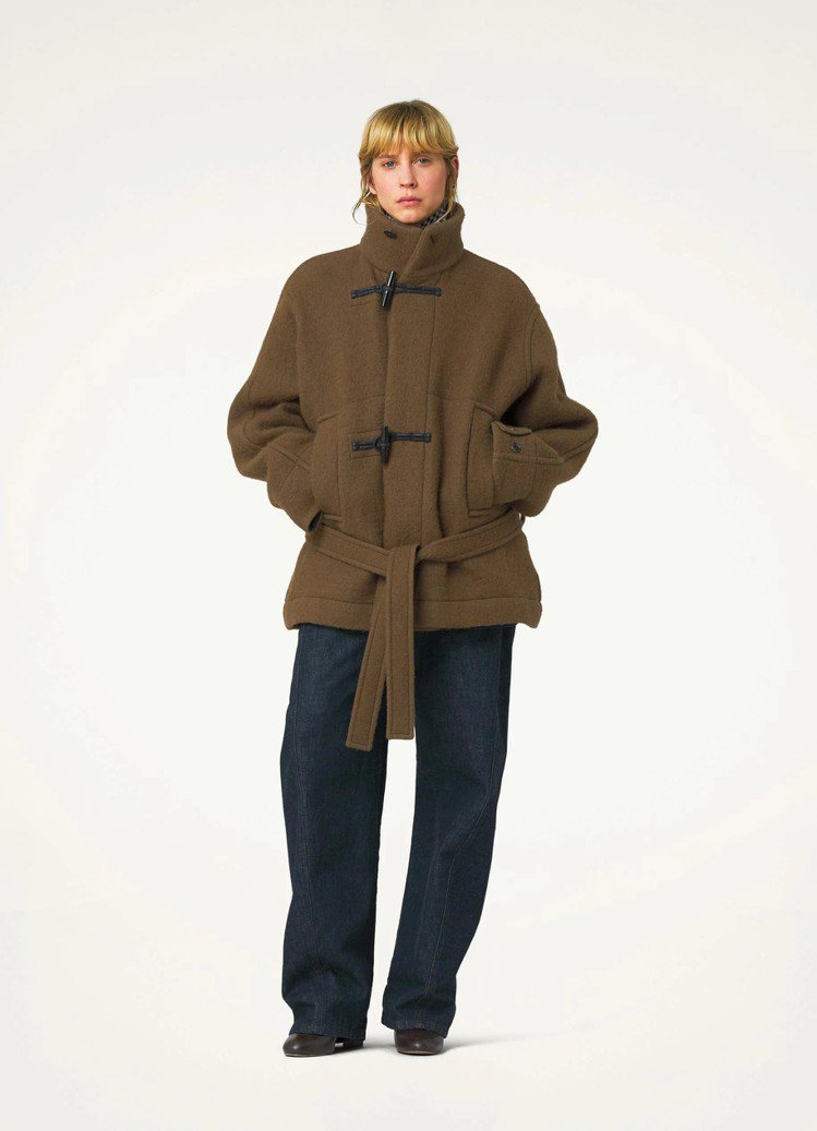 LEMAIRE棕色短款粗毛呢大衣，48,980元。圖／onefifteen提供