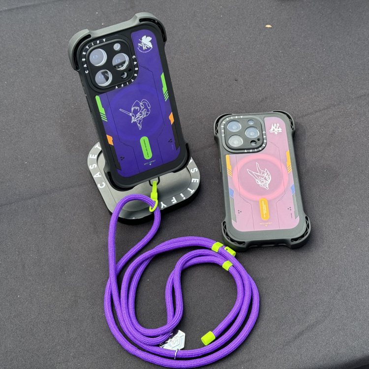 經典紫綠配色的手機背帶限時限量回歸開賣。記者黃筱晴／攝影