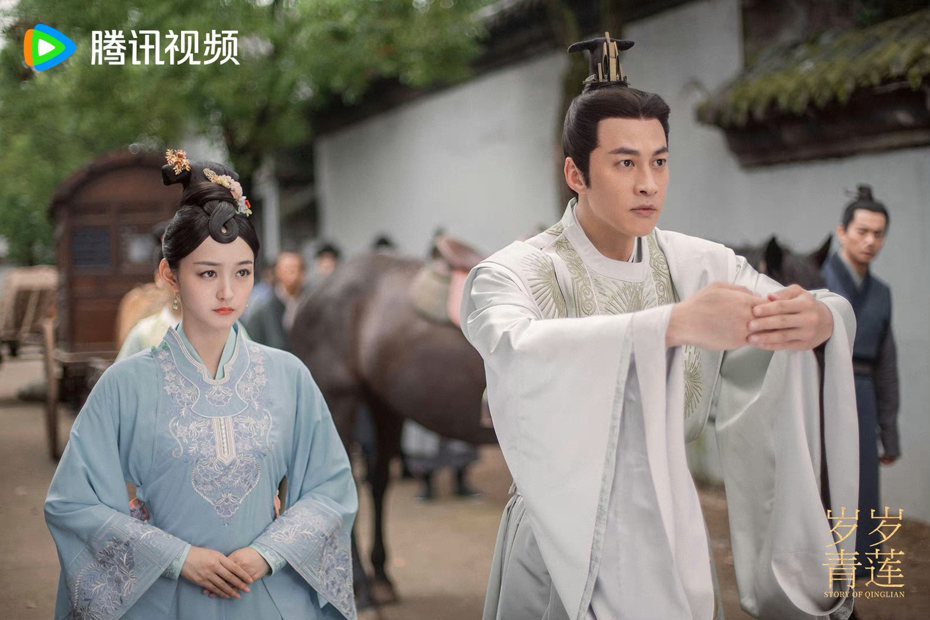 何潤東(右)與何泓姍主演的「歲歲青蓮」被改成宅鬥劇。圖／摘自微博