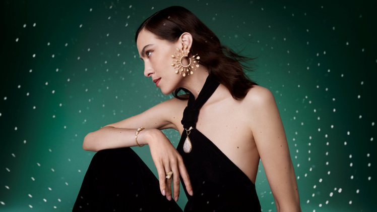Alexa Chung全身以Serpent Bohème珠寶造型，由其耳畔的大型耳環更展現四射的熱力與光芒。圖／Boucheron提供