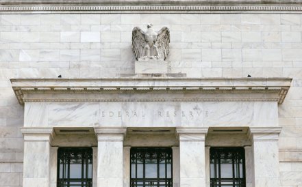 明尼亞波利斯聯準銀總裁卡斯哈里表示，他寧可貨幣政策緊縮過了頭，也不願因升息不足讓通膨遲遲無法降至聯準會（Fed）2%的目標。 路透