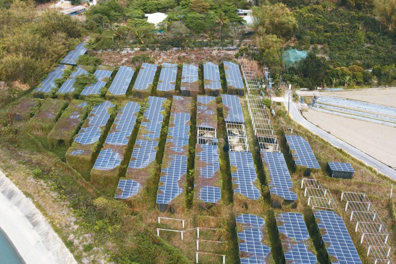 國民黨立委賴士葆表示，魚塭、農地蓋滿光電板，綠電國家隊成為「滅農國家隊」。圖為台南六甲一處布滿廢棄光電板的農地。本報資料照片