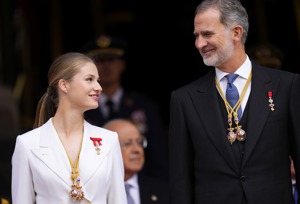 西班牙王儲蕾奧諾公主（左）10月31日滿18歲時，參加了在西班牙議會舉行的「宣誓效忠憲法」儀式，正式成為西班牙王位繼承人。她當天與父王菲利普六世（右）參加宣誓儀式後的閱兵式。美聯社