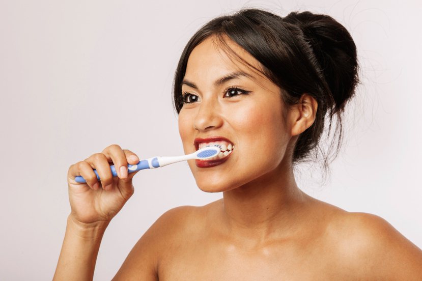 「洗澡時順便刷牙」可能會改變牙刷刷毛結構、減弱刷毛效果？醫師趙文煊認為，洗澡刷牙...